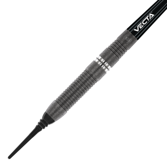 Freccette morbide Winmau Callisto 03 - 20 g Das Bild zeigt einen Winmau Callisto 03 Softdart mit einem Gewicht von 20g. Der Dart hat ein modernes, schwarzes Design mit silbernen Ringen und strukturierter Griffzone.