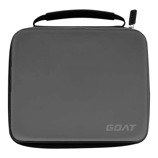 Portafoglio per freccette GOAT Locker XXL Auf dem Bild ist ein graues Etui mit einem Griff und einem Reißverschluss zu sehen. In der rechten unteren Ecke befindet sich das Logo „GOAT“.