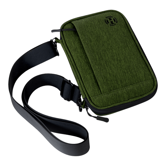 Portafoglio per freccette Harrows Smart Case XL Auf dem Bild ist eine grüne Tragetasche mit einem schwarzen Schultergurt zu sehen. Die Tasche hat eine Klappe und wirkt robust und modern.