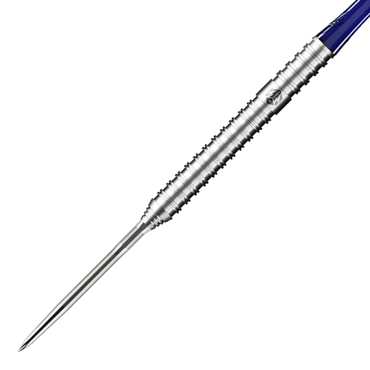 Auf dem Bild ist ein Caliburn Forge F3 Steeldart mit einem Gewicht von 22 Gramm zu sehen. Der Dart hat einen silbernen, geriffelten Metallkörper und eine spitze Stahlspitze.