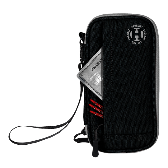 Portafoglio Smart Case Harrows Auf dem Bild ist ein schwarzes Dart-Etui der Marke Harrows zu sehen. In einer Außentasche stecken eine Kreditkarte und mehrere rote Dartspitzen.