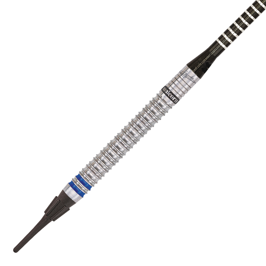 04188_Unicorn_World_Champion_Natural_Phase_3_Gary_Anderson_Softdarts_2 Auf dem Bild ist ein Unicorn World Champion Natural Phase 3 Gary Anderson Softdart mit 18 Gramm zu sehen. Der Dart hat einen silbernen, geriffelten Schaft und blaue Akzente nahe der Spitze.
