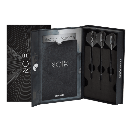 Campione del mondo Unicorn Gary Anderson Noir Fase 6 Soft Darts Das Bild zeigt eine elegante schwarze Verpackung mit der Aufschrift "NOIR", in der drei Softdarts ordentlich eingelegt sind. Es handelt sich um das Produkt "Unicorn World Champion Gary Anderson Noir Phase 6 Softdarts".