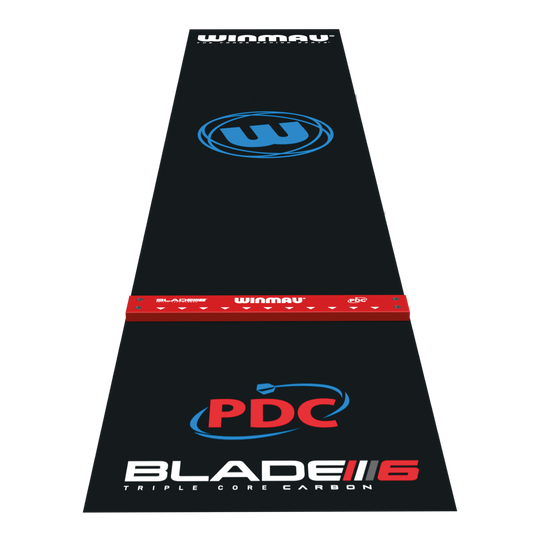Tappetino per freccette Winmau Pro-Zone Precision Blade 6 in PVC con Oche Das Bild zeigt die Winmau Pro-Zone Precision Blade 6 Dartmatte mit Oche. Die Matte ist schwarz mit farbigen Logos und einem roten Abwurfbalken versehen.