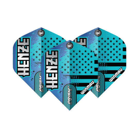 Voli standard Winmau Prism Delta Rick Henze Das Bild zeigt drei Winmau Prism Delta Rick Henze Standard Flights für Darts. Die Flights sind in Blau- und Schwarztönen gestaltet und mit dem Namen "Henze" sowie Sternenmotiven bedruckt.