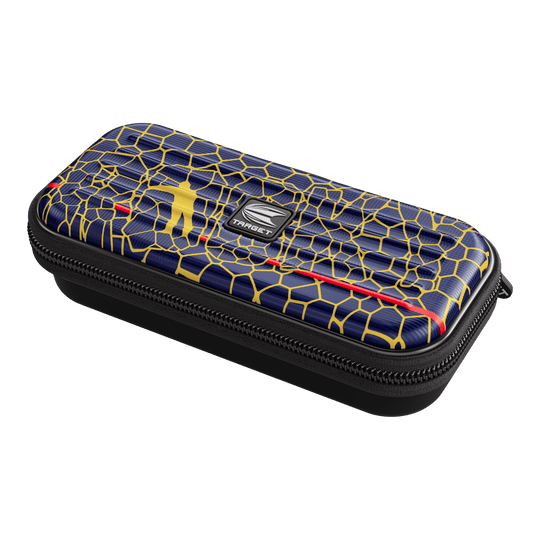 Custodia per freccette Target Takoma Josh Rock Das Bild zeigt das Produkt "Target Takoma Josh Rock Dartcase". Das Dartcase hat ein auffälliges Design mit gelben Linien auf dunkelblauem Hintergrund und einem kleinen Logo in der Mitte.