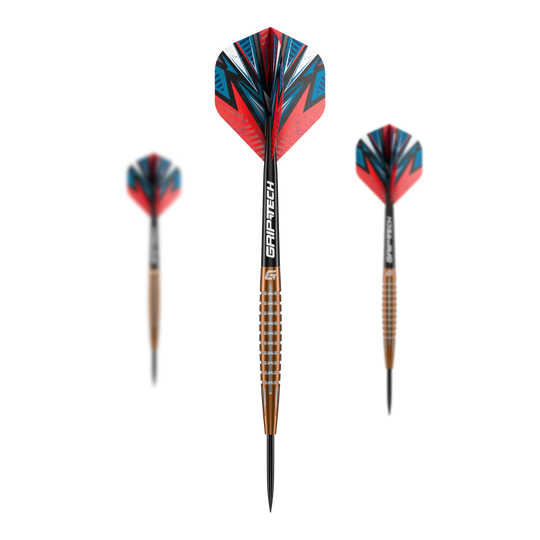 Freccette in acciaio al tungsteno GOAT Quarterback V1 Das Bild zeigt drei GOAT Quarterback V1 Tungsten Steeldarts. Die Pfeile haben bunte Flights in Rot, Blau und Schwarz sowie einen bronzefarbenen, gerillten Schaft.