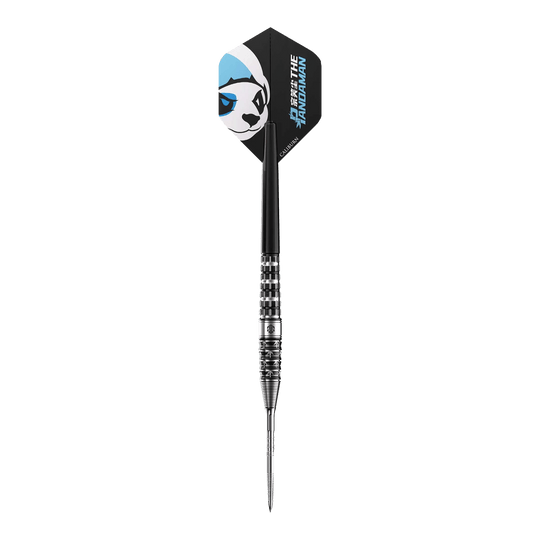 Caliburn Player The Pandaman Advanced Steeldarts - 23 g Das Bild zeigt einen Steeldart namens "Caliburn Player The Pandaman Advanced Steeldarts - 23g". Auf dem Flügel des Darts ist ein Panda-Gesicht mit blauen Akzenten abgebildet.