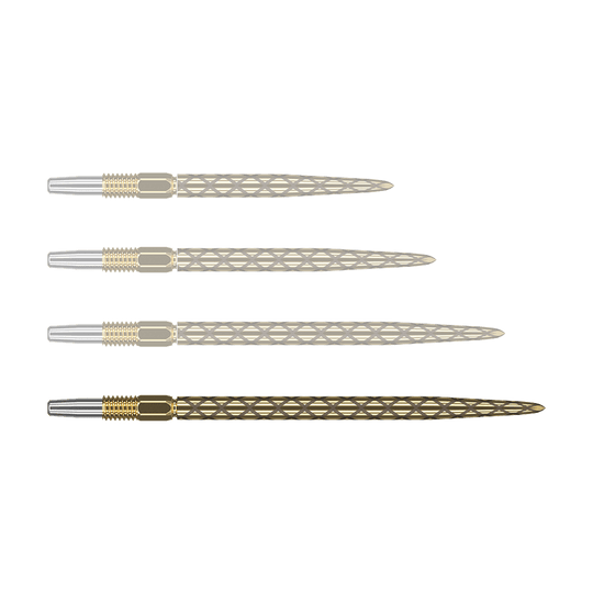 Punte per freccette Target Swiss Diamond Pro Gold Das Bild zeigt vier goldfarbene Dartspitzen mit einem rautenförmigen Muster. Die Spitzen liegen parallel nebeneinander auf einem grünen Hintergrund.