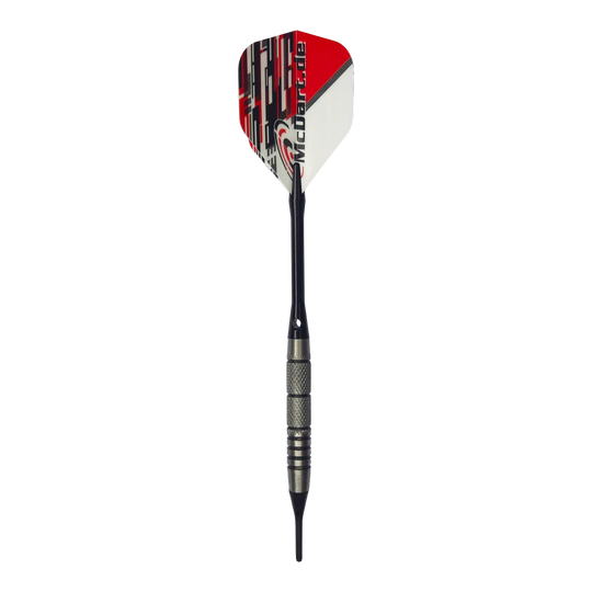 Freccette morbide McDart 85 Tungsten V9 - 17,5 g Das Bild zeigt einen McDart 85er Tungsten V9 Softdart mit einem Gewicht von 17,5g. Der Dart hat eine schwarz-silberne Spitze und Schaft sowie ein Flight in Rot, Weiß und Schwarz mit der Aufschrift "McDart.de".