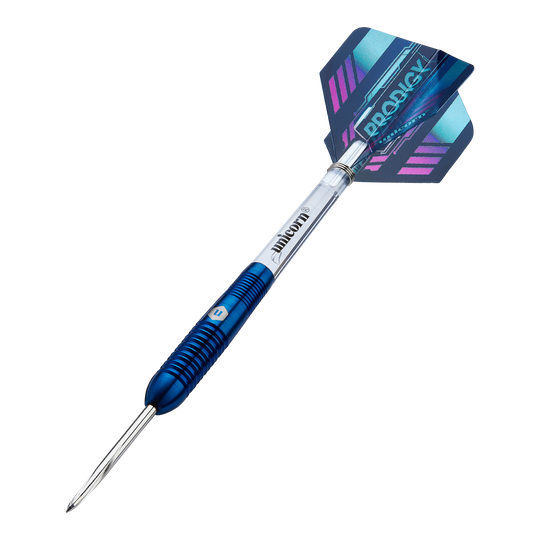 Unicorn Prodigy 02 Torpedo freccette in acciaio Das Bild zeigt einen Unicorn Prodigy 02 Torpedo Steeldart. Der Dartpfeil hat ein blaues und silbernes Design mit einer farbigen Flights-Feder am Ende.