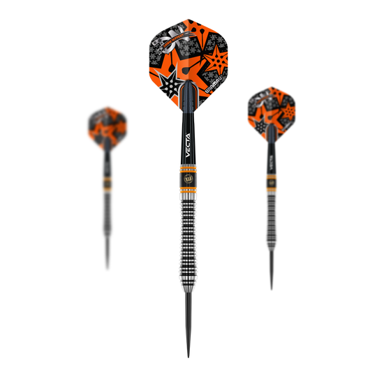 Winmau Danny Noppert Signature Edition 2 freccette in acciaio Das Bild zeigt drei Winmau Danny Noppert Signature Edition 2 Steeldarts. Die Darts haben auffällige Flights in Orange und Schwarz mit Sternmustern.