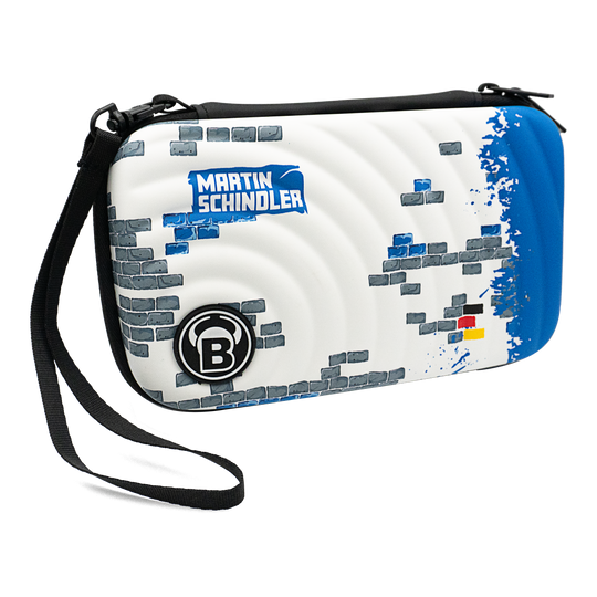 Custodia per freccette Bulls Orbis XL Martin Schindler Dies ist das Bulls Orbis XL Martin Schindler Dartcase. Es ist weiß mit blauen und grauen Ziegelmotiven und trägt den Namen "Martin Schindler" sowie ein schwarzes Bulls-Logo.