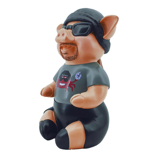 Markus Krebs Frase Maiale Das Bild zeigt eine Schweinfigur namens "Markus Krebs Phrasenschwein". Sie trägt eine Sonnenbrille, eine Mütze und ein T-Shirt mit Aufdruck.