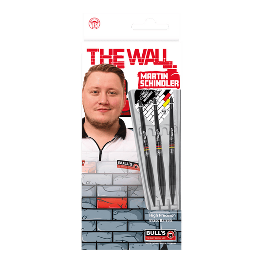 Bulls Martin Schindler The Wall freccette morbide in ottone nero - 18 g Das Bild zeigt die Verpackung der "Bulls Martin Schindler The Wall Black Brass Softdarts - 18g". Auf der Verpackung ist ein Foto von Martin Schindler sowie drei schwarze Softdarts zu sehen.