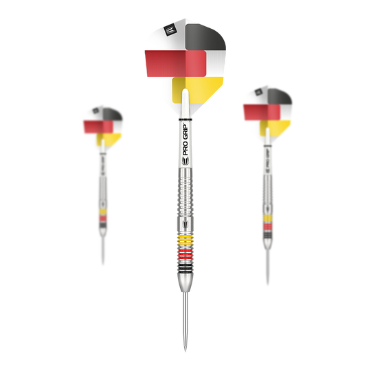 Bersaglio Gabriel Clemens 80% dardi d'acciaio Das Bild zeigt drei Steeldarts der Marke "Target Gabriel Clemens 80%". Die Flights sind mit den Farben der deutschen Flagge gestaltet und die Barrels haben farbige Ringe.