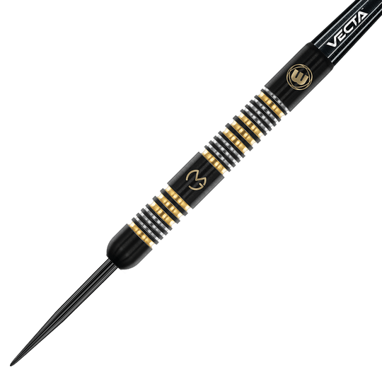 1481_Winmau_Michael_Van_Gerwen_Trilogy_Steeldarts_2 Das Bild zeigt einen schwarzen Steeldart mit goldenen und silbernen Ringen. Auf dem Dart sind Logos und der Schriftzug "VECTA" zu sehen.