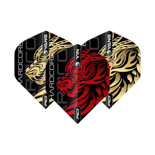 Voli standard Red Dragon Jonny Clayton Gold Red Yin Yang Das Bild zeigt drei Dart-Flights mit einem auffälligen Yin-Yang-Design in Gold und Rot. In der Mitte ist ein roter Tigerkopf auf schwarzem Hintergrund zu sehen, die beiden äußeren Flights zeigen goldene Tigerköpfe.