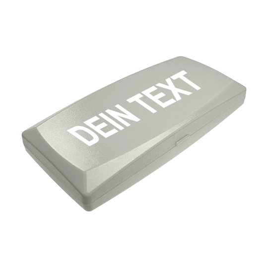 Scatola in ABS con stampa personalizzata Auf dem Bild ist eine graue Kunststoffbox zu sehen. Auf dem Deckel steht in großen weißen Buchstaben "DEIN TEXT".