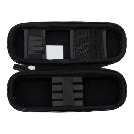 Portafoglio Dart GOAT Locker S Das Bild zeigt ein geöffnetes, schwarzes Dart-Etui mit verschiedenen Fächern und Halterungen. Das Produkt heißt "GOAT Locker S Dartwallet" und dient zur sicheren Aufbewahrung von Dartzubehör.