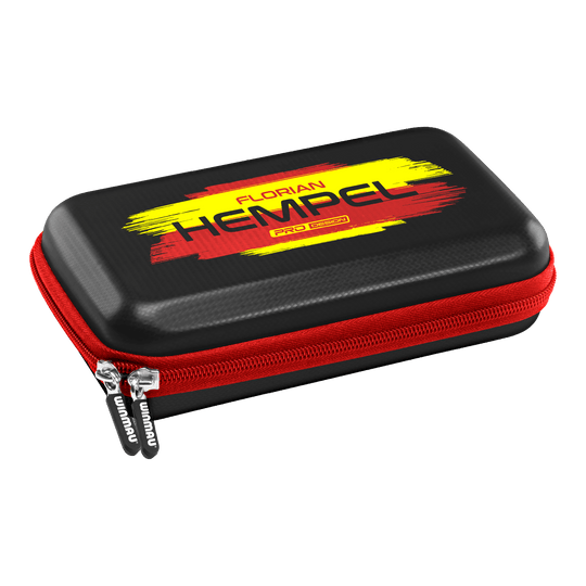 Custodia per freccette Winmau Florian Hempel Tour Edition Das Bild zeigt das Winmau Florian Hempel Tour Edition Dartcase. Das Etui ist schwarz mit einem roten Reißverschluss und einem gelb-roten Aufdruck.