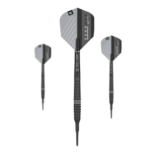 Target Echo 14 freccette morbide Das Bild zeigt drei Softdarts des Modells "Target Echo 14", die nebeneinander angeordnet sind. Die Darts haben schwarze, geriffelte Griffe und silbergraue Flights mit schwarzem Akzent.