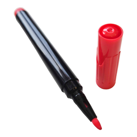 Segnaposto Auf dem Bild ist ein roter Boardmarker mit abgenommener Kappe zu sehen. Der Marker liegt schräg, und die rote Spitze ist gut erkennbar.