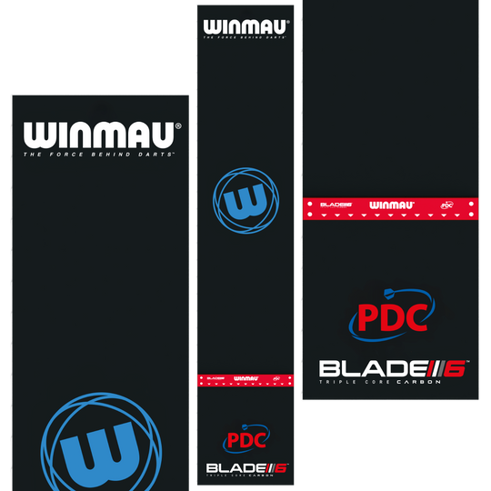 Tappetino per freccette Winmau Pro-Zone Precision Blade 6 in PVC con Oche Das Bild zeigt die Winmau Pro-Zone Precision Blade 6 Dartmatte mit Oche in schwarzer Farbe mit verschiedenen Logos und Aufdrucken. Die Matte hat große Schriftzüge wie "WINMAU" und "PDC" sowie farbige Markierungen.