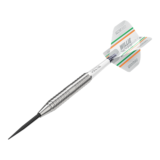 Freccette in acciaio Winmau Willie O'Connor - 23 g Das Bild zeigt einen silbernen Steeldartpfeil mit dem Namen "Winmau Willie O'Connor Steeldarts - 23g". Auf dem Flight sind grüne und orange Streifen sowie der Name "Willie O'Connor" zu sehen.