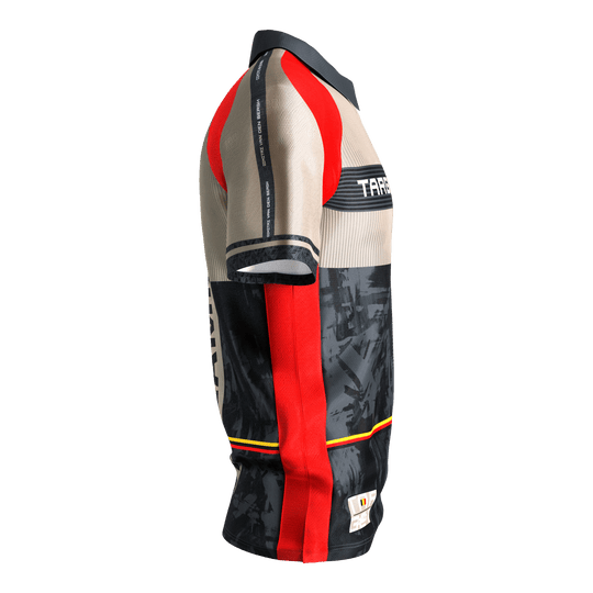Maglia da freccette Target Coolplay Dimitri Van Den Bergh 2025 Das Bild zeigt das "Target Coolplay Dimitri Van Den Bergh 2025 Dartshirt". Das Shirt ist in Beige, Schwarz, Rot und Gelb gestaltet und hat sportliche Designelemente.