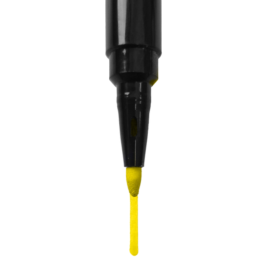 Segnaposto Das Bild zeigt die Spitze eines schwarzen Markers, der gelbe Tinte abgibt. Unter der Spitze ist ein gelber Strich zu sehen.
