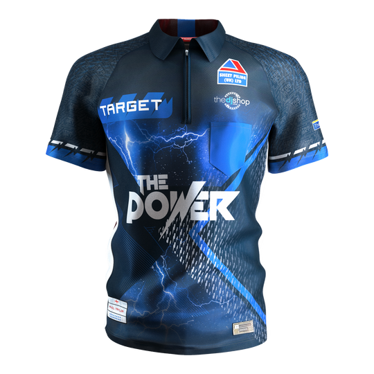 Maglietta da freccette Target Coolplay Phil Taylor 2025 Das Bild zeigt das "Target Coolplay Phil Taylor 2025 Dartshirt" in dunklem Blau mit auffälligen Blitz- und Schriftzug-Designs. Auf der Vorderseite stehen die Worte "THE POWER" und verschiedene Logos.
