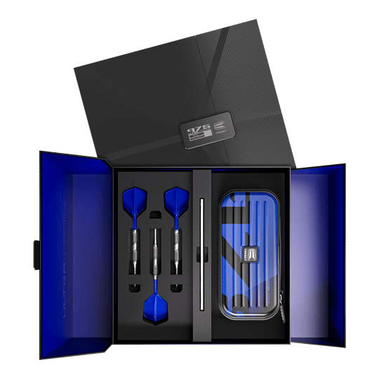 Freccette in acciaio Target 975 Ultra Marine 02 Swiss Point Das Bild zeigt ein elegantes Dart-Set mit drei blauen Steeldarts, sorgfältig in einer Geschenkbox angeordnet. Rechts befindet sich ein passendes Etui im gleichen blauen Design.