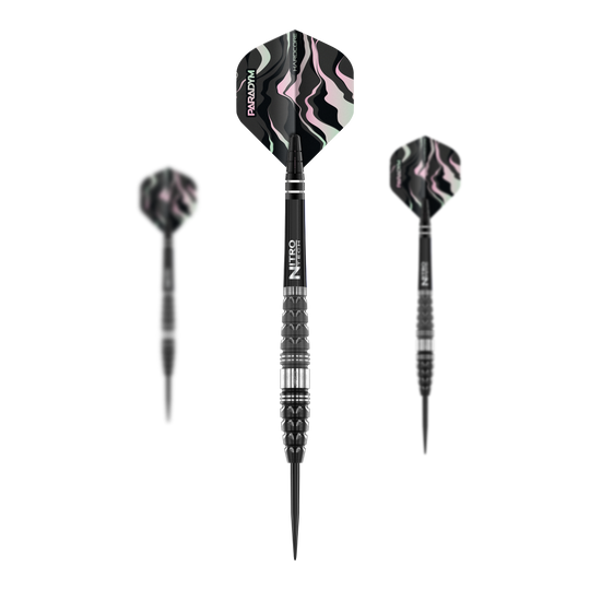 Dardi in acciaio Paradym Torpedo del drago rosso Auf dem Bild sind drei Red Dragon Paradym Torpedo Steeldarts zu sehen. Die Darts haben ein schwarzes Design mit silbernen und bunten Akzenten an den Flights.