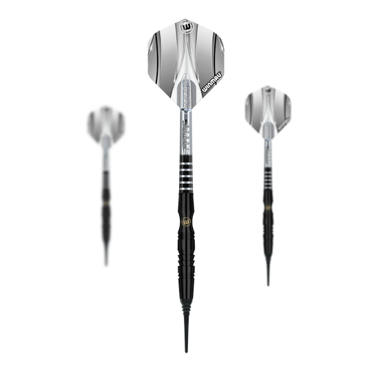 Freccette morbide Winmau Sniper Black - 20 g Das Bild zeigt drei Winmau Sniper Black Softdarts mit einem Gewicht von 20g. Die Darts haben schwarze Spitzen und silber-schwarze Flights.