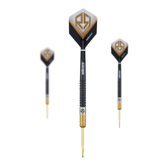 Freccette in acciaio bicolore Unicorn Ross Smith Das Bild zeigt drei Steeldarts des Produkts 'Unicorn Ross Smith Two-Tone Steeldarts'. Die Darts sind schwarz-goldfarben und tragen das Ross Smith Logo auf den Flights.