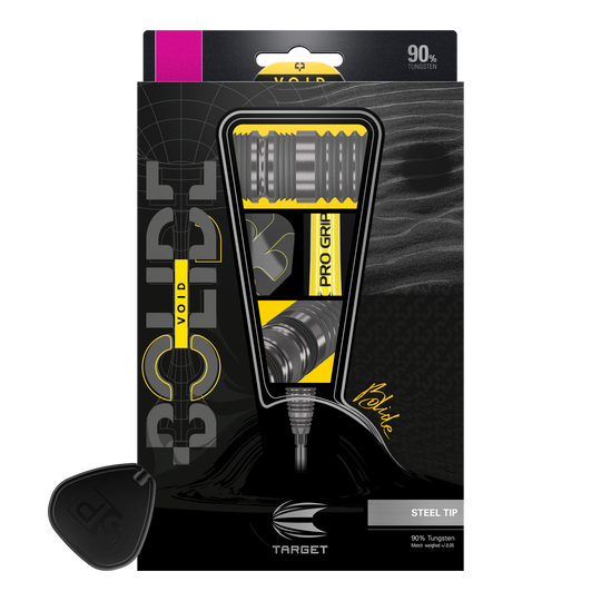 Freccette in acciaio Target Bolide Void 05 Swiss Point Das Bild zeigt die Verpackung der "Target Bolide Void 05 Swiss Point Steeldarts". Die Verpackung ist überwiegend schwarz mit gelben Akzenten und hebt die hochwertige Verarbeitung aus 90 % Tungsten hervor.