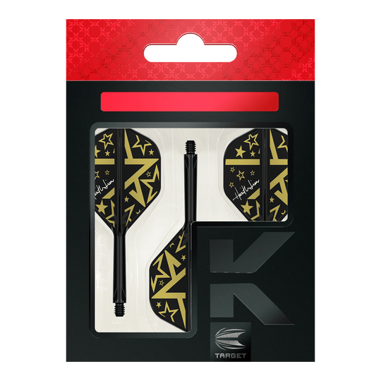 Target Japan K-Flex Hot Shot No2 Sistema di albero di volo standard Das Bild zeigt das Produkt "Target Japan K-Flex Hot Shot No2 Standard Flight-Shaft-System" in seiner Verpackung. Die Flights und Shafts sind schwarz mit goldenen Sternen und Mustern gestaltet.