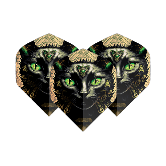 Voli Pentathlon Cat Das Bild zeigt drei Dart-Flights mit einem kunstvollen Katzengesicht und leuchtend grünen Augen. Die Flights heißen "Pentathlon Katze No2 Standard Flights".