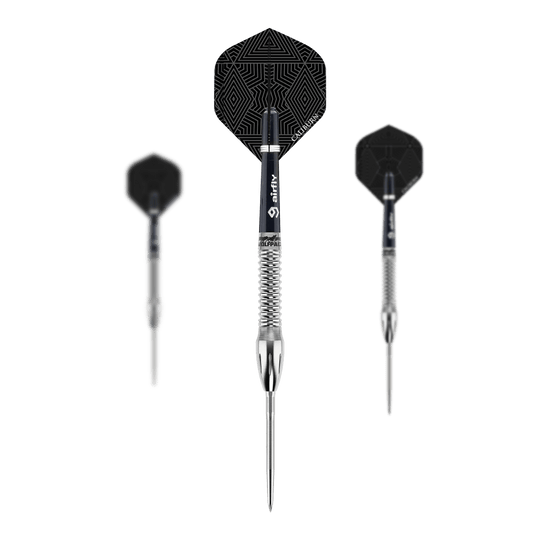 Freccette in acciaio Caliburn Wolfpack W4 - 20 g Das Bild zeigt drei Steeldarts des Produkts „Caliburn Wolfpack W4 Steeldarts - 20g“. Die Darts haben silberne Spitzen und Schäfte sowie schwarze Flights mit geometrischem Muster.