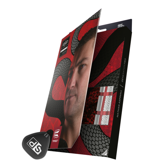 Freccette in acciaio Target Nathan Aspinall GEN2 Swiss Point Auf der Verpackung sind Target Steeldarts mit einem auffälligen roten und schwarzen Design zu sehen. Die Packung zeigt auch ein Porträt eines Mannes und den Namen "Nathan Aspinall".