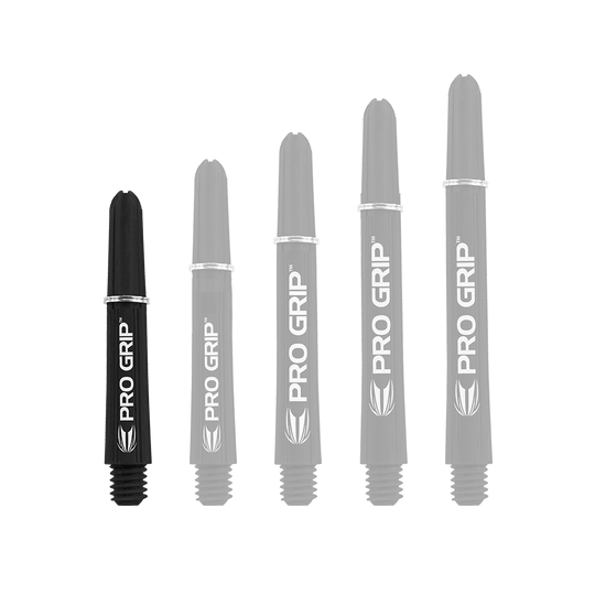 Target Pro Grip Shafts - 3 set - Nero Auf dem Bild sind fünf schwarze Dartschäfte mit der Aufschrift "PRO GRIP" zu sehen. Sie stehen nebeneinander und sind unterschiedlich lang.