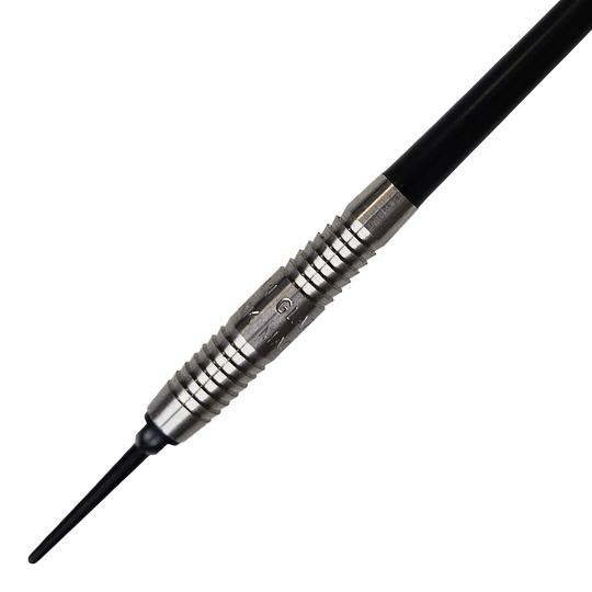 Freccette morbide McKicks Alam Glazier Shark Machine Das Bild zeigt einen McKicks Alam Glazier Shark Machine Softdart. Der Dartpfeil hat eine silberne Griffzone mit Rillen und eine schwarze Spitze.