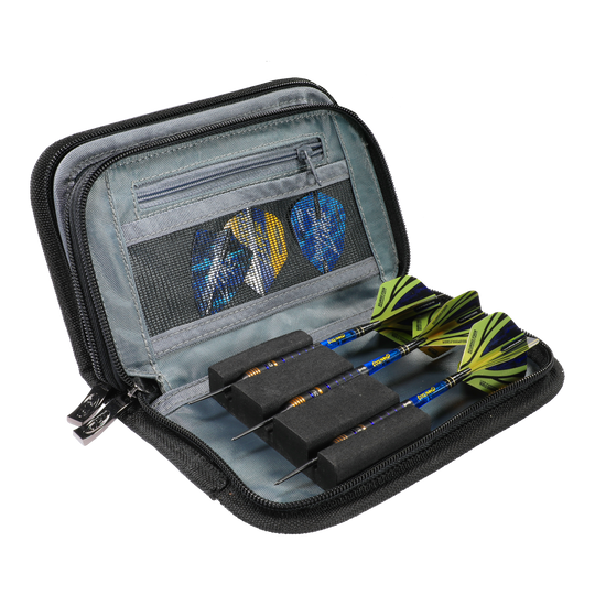Portafoglio freccette Red Dragon Luke Humphries World Champion Firestone 2 Das Bild zeigt das Produkt 'Red Dragon Luke Humphries World Champion Firestone 2 Dartwallet'. In dem geöffneten Etui sind drei zusammengebaute Darts und Dartflights ordentlich aufbewahrt.