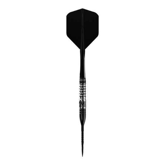 Freccette in acciaio Caliburn Player MAK Das Bild zeigt einen Steeldart mit schwarzer Spitze und schwarzer Flugfahne. Es handelt sich um das Produkt "Caliburn Player MAK Steeldarts - 23,5g".