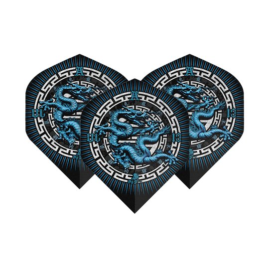 Alchimia Anno del Drago n. 2 Voli Standard Das Bild zeigt drei Dart-Flights mit einem blauen Drachenmotiv in der Mitte. Die Flights haben ein schwarzes Design mit weißen und blauen Akzenten.