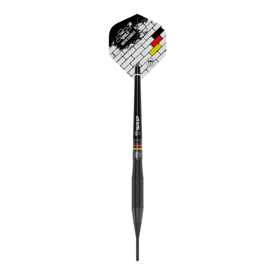Bulls Martin Schindler The Wall freccette morbide in ottone nero - 18 g Dies ist ein schwarzer Softdart namens "Bulls Martin Schindler The Wall Black Brass" mit einem Gewicht von 18 Gramm. Auf dem Flight sind ein Mauer-Design und die Farben der deutschen Flagge zu sehen.