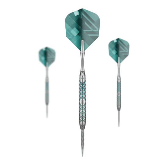 Freccette in acciaio Target Rove 03 Swiss Point Das Bild zeigt drei Target Rove 03 Swiss Point Steeldarts mit silbernem Schaft und blauen Akzenten. Die Flights sind grün-blau gemustert und die Darts stehen vor einem schwarzen Hintergrund.