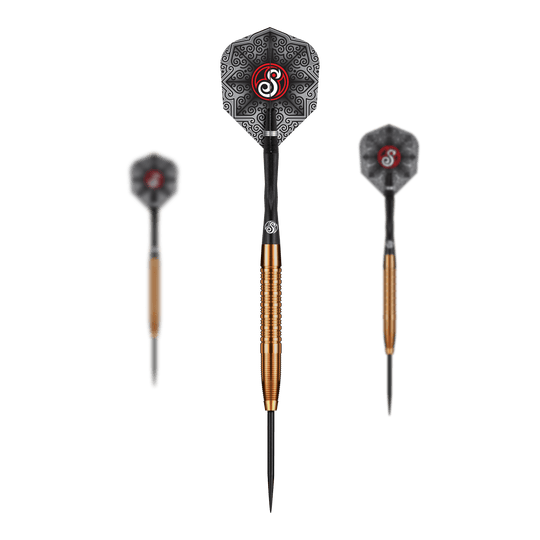 Freccette in acciaio Shot Pro Series Jake Womack - 23 g Das Bild zeigt die Shot Pro Series Jake Womack Steeldarts - 23g. Die Darts haben einen goldfarbenen Schaft und ein schwarzes Flight mit auffälligem Muster und rotem Logo.