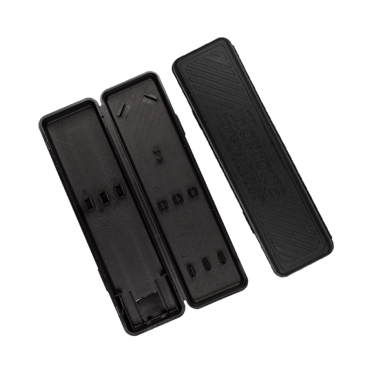 Harrows_PlastikboxrFOnNcsnuzvIM Das Bild zeigt ein geöffnetes schwarzes Etui für Harrows Blaze Style A Softdarts - 18g. Das Etui hat mehrere Fächer für die sichere Aufbewahrung der Darts und Zubehör.